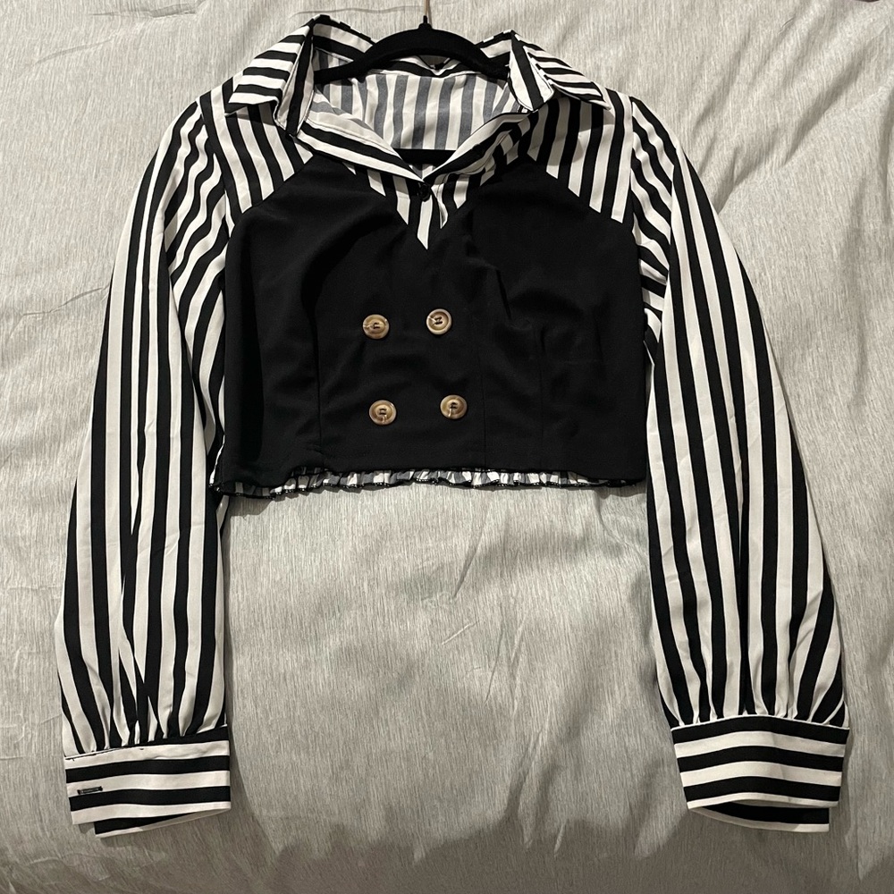 Cropped long sleeve shirt.
